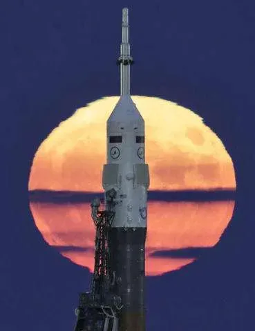 عکس ابر ماه Soyuz-FG