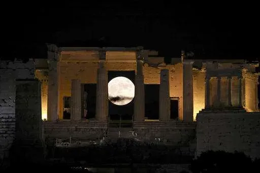 ابرماه 2016 از منظره قلعه Propylaia در آتن