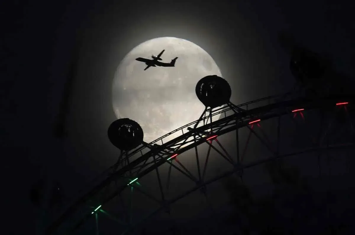 عکسی جالب از ابر ماه 1395 لندن - انگلیس