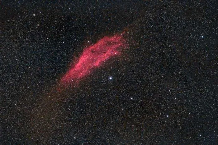 سحابی کالیفرنیا (NGC 1499) در صورت فلکی پرسئوس واقع شده است. به این دلیل نامگذاری شده است که بشبیه به طرح کلی ایالت کالیفرنیای آمریکا است. طول آن در آسمان تقریباً 2.5 درجه است و به دلیل روشنایی سطح بسیار کمی که دارد، مشاهده آن از نظر بصری بسیار دشوار است. قابل مشاهده با فیلتر Hβ )خط Hβ را در 486 نانومتر جدا می کند). دوربین: Canon EOS 400D اصلاح شده. لنز: Canon EF 70-200mm f / 2.8 L در 200 mm. نوردهی: 9x 120 ثانیه ، f / 4 ، ISO 1600.