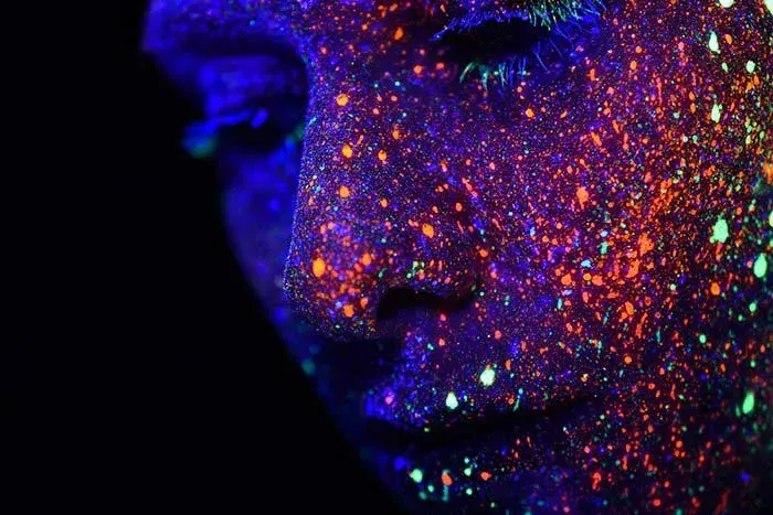 مجموعه ای سورئال، الهام گرفته شده از عکاسی بلک لایت (نور سیاه)