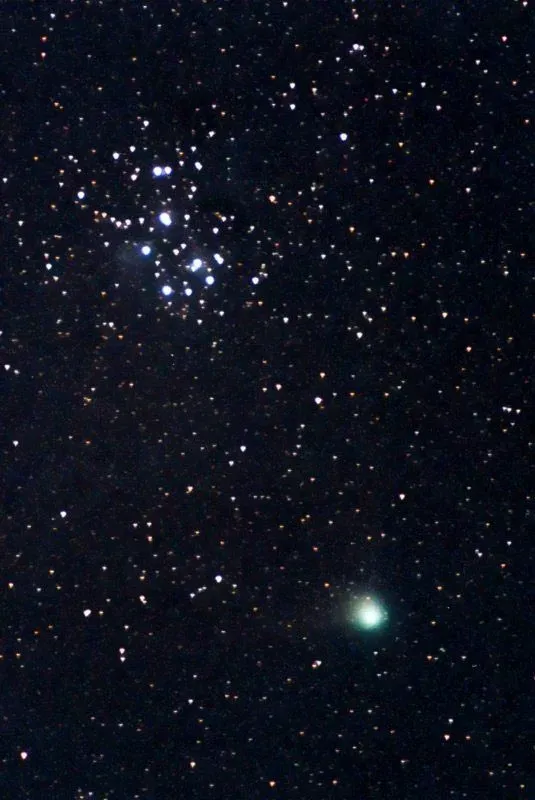 ستاره دنباله دار Comet Machholz هنگام عبور از Pleiades Camera: Olympus OM-1 Lens: Pentacon 200/4 Exposure: 360 s Aperture: 4 Film: Konica VX400, ISO 400