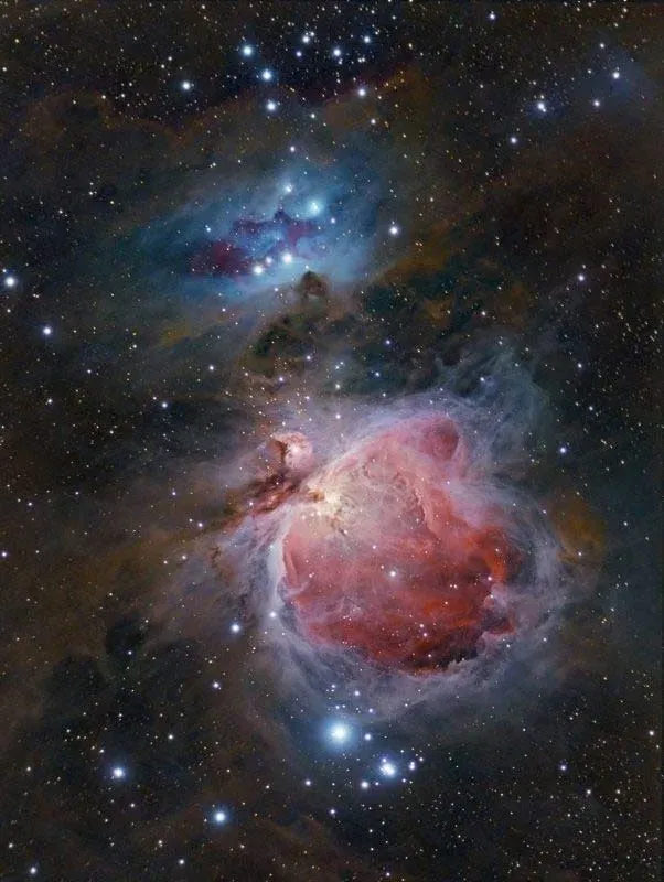 سحابی Orion همچنین به عنوان Messier 42 نیز شناخته می شود که به راحتی در زیر کمربند Orion مشاهده می شود. این جرم در فاصله 1350 سال نوری از زمین قرار دارد و نزدیکترین منطقه تشکیل ستارگان عظیم است. سحابی بزرگ جبار حدود 24 سال نوری عرض دارد. این یکی از محبوب ترین عناصر برای عکاسی در آسمان است. حتی در نوردهی کوتاه ، و با سه پایه ، نشان داده خواهد شد. M42 به بهترین شکل در نیم کره شمالی در طول زمستان قابل مشاهده است . دوربین: Canon EOS 450D اصلاح شده. تلسکوپ: Stellarvue SV 80ED. نوردهی: 1x600s + 3x300s + 3x120s + 3x60s + 3x30s + 3x15s + 3x5s + 3x1s. f / 6 @ ISO 400.