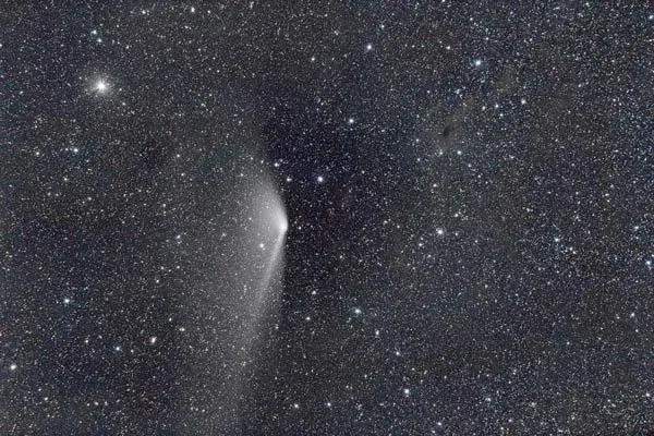 این دنباله دار C / 2011 L4 PANSTARRS است. ستاره درخشان تصویر گاما قیفاووس یا همان Errai است. درخشان ترین ستاره قطب شمال است. Canon EOS 60Da Lens: Canon EF 70-200mm f/2.8L at 200mm Exposure: 33 x 90s Aperture: 3.2 ISO: 3200 Tracker: Fornax Mounts Fornax 10