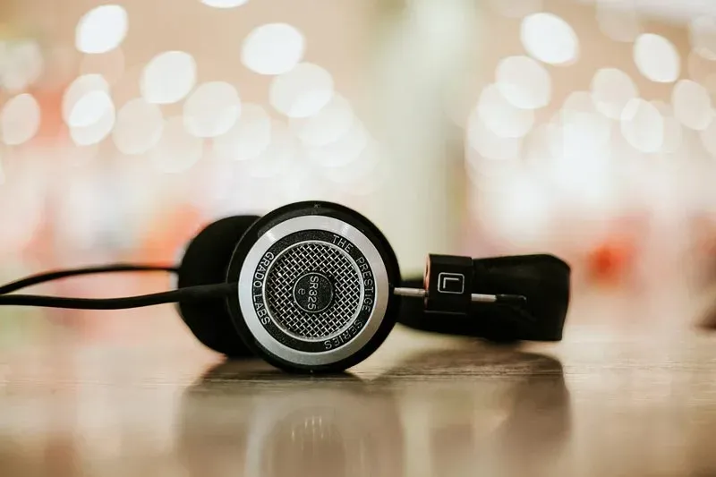 توجه بیننده را به خود جلب می کند
