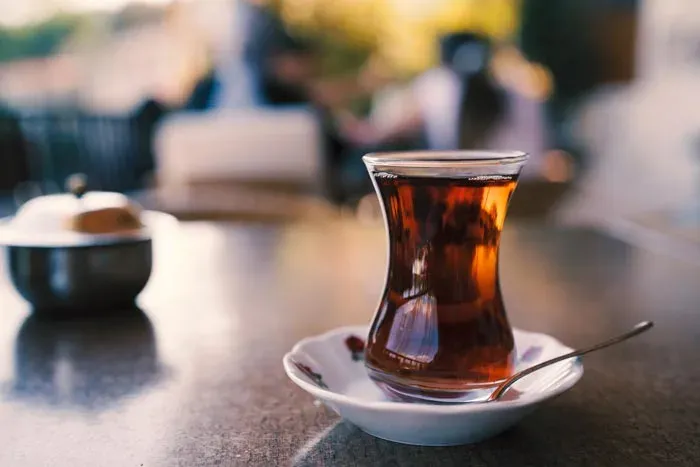 در این تصویر لیوان چای با قندان هماهنگی و مفهوم پیدا کرده است و اضافه کردن عنصر سوم ترکیب بندی را از بین خواهد برد.